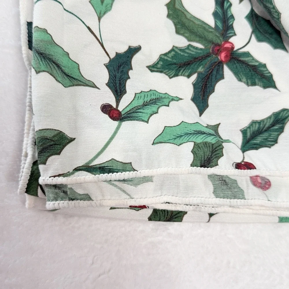 VTG Christmas Holly Berry Tablecloth 60x80 Green Red White Holiday Floral
